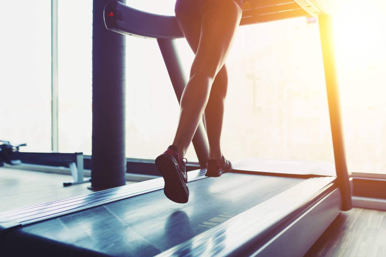 Mulher a correr na passadeira para queimar calorias