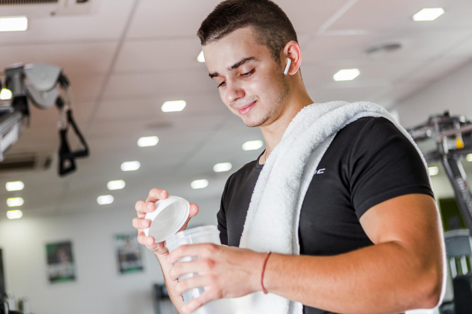 Jovem no ginásio a tomar whey protein