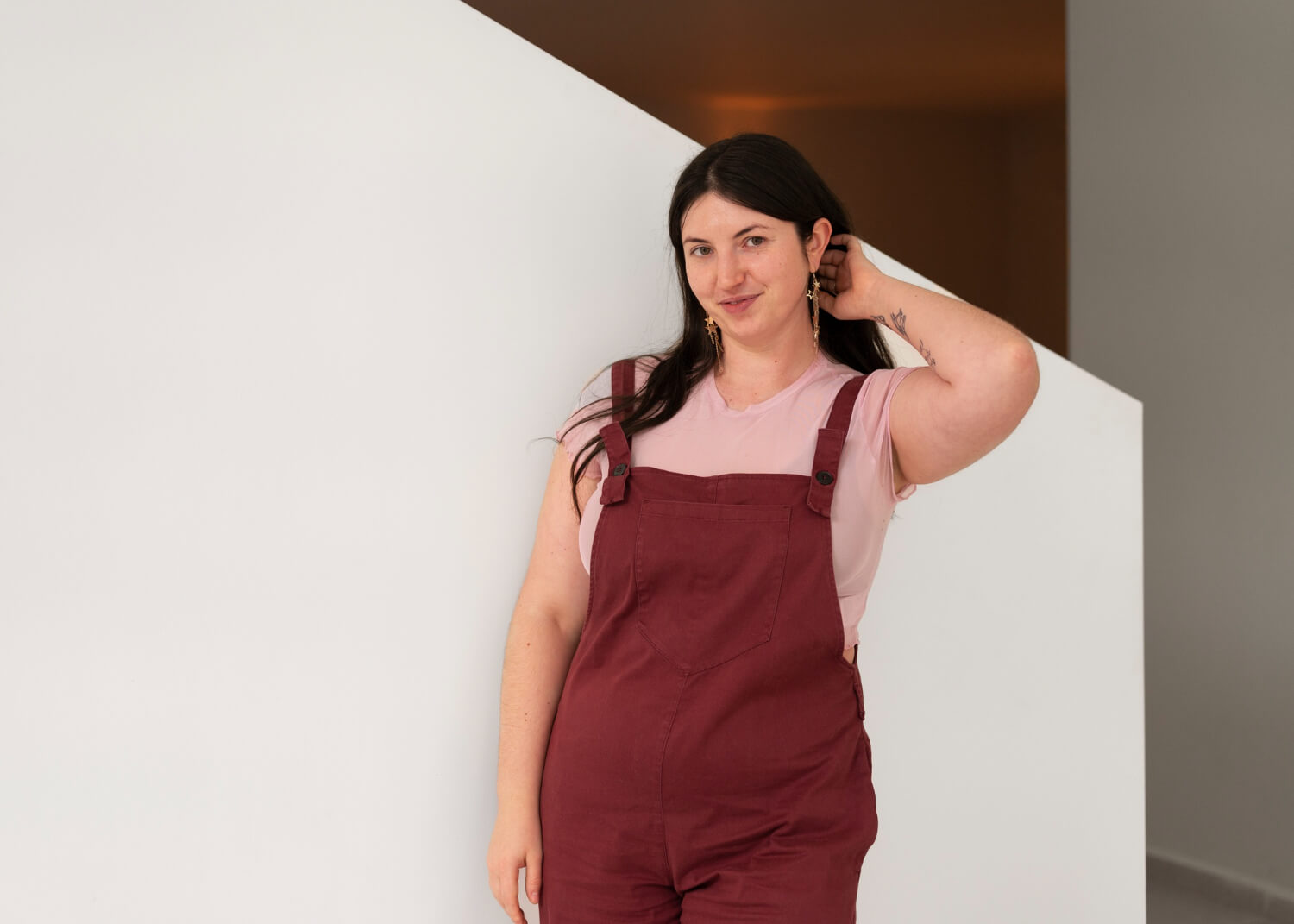 Mulher com um corpo endomorfo a mexer no cabelo